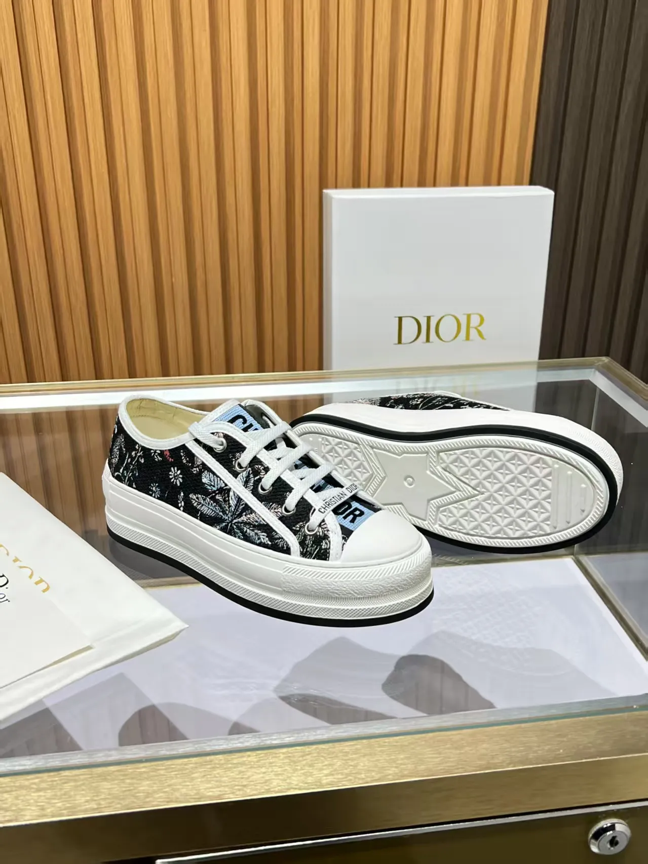 Factory direct sales p520🐘🐘Women's shoes Women's clothing 2025 Walk'n'Dior embroidered mid-top casual shoes are new. On the fashion stage, Dior embroidered shoes are the well-deserved protagonist. Delicate stitching is used on the upper, every stitch is devoted to the craftsman's efforts, and every thread is woven with artistic poetry. From complex floral patterns to smart geometric textures, embroidery is like the magic that gives shoes life, allowing them to show dynamic beauty even in static conditions.   Wearing Dior embroidered shoes feels like stepping into a dream world full of art. It is not only a pair of shoes, but also a walking piece of art that perfectly integrates fashion and culture. Whether you are strolling on the bustling city streets or attending important social occasions, Dior embroidered shoes can add unique charm to your style and become the focus of everyone's attention.   Choosing Dior embroidered shoes means choosing a persistent pursuit of quality and a unique understanding of fashion. Let it accompany you through every wonderful moment and leave your own fashion mark.  Material: Sheepskin lining, feet, silk cowhide, size 35-41, heel height 5cm